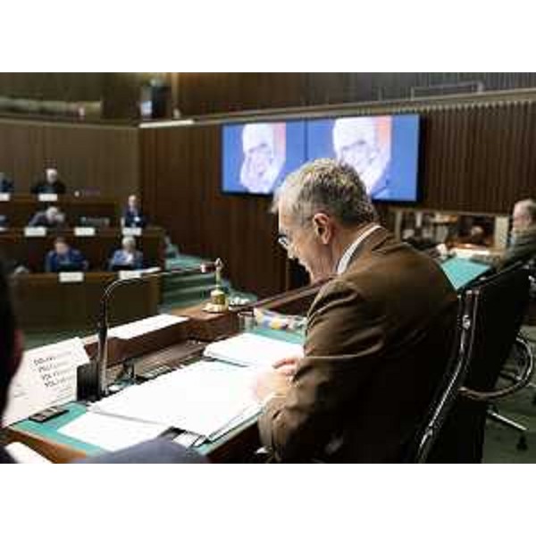 Il presidente Piero Mauro Zanin durante la lettura del messaggio inviato dalla senatrice Liliana Segre - Il presidente Piero Mauro Zanin durante la lettura del messaggio inviato dalla senatrice Liliana Segre