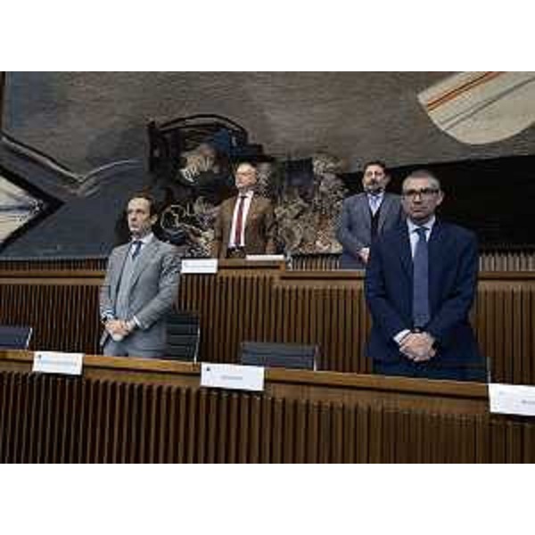 Il governatore Massimiliano Fedriga, l'assessore Pierpaolo Roberti e il presidente del Cr Zanin durante il minuto di silenzio per le vittime della Shoah - Il governatore Massimiliano Fedriga, l'assessore Pierpaolo Roberti e il presidente del Cr Zanin durante il minuto di silenzio per le vittime della Shoah