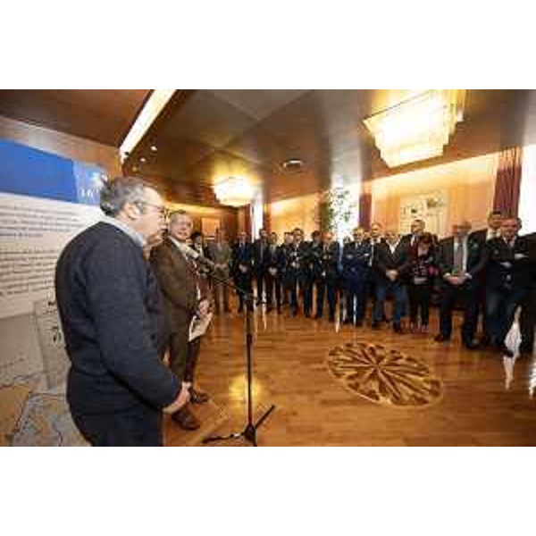 Il fotografo Mauro Croce durante l'inaugurazione della mostra su Celiberti - Il fotografo Mauro Croce durante l'inaugurazione della mostra su Celiberti