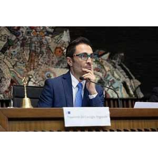 Il vicepresidente Stefano Mazzolini (Lega) sul banco della presidenza durante la discussione - Il vicepresidente Stefano Mazzolini (Lega) sul banco della presidenza durante la discussione