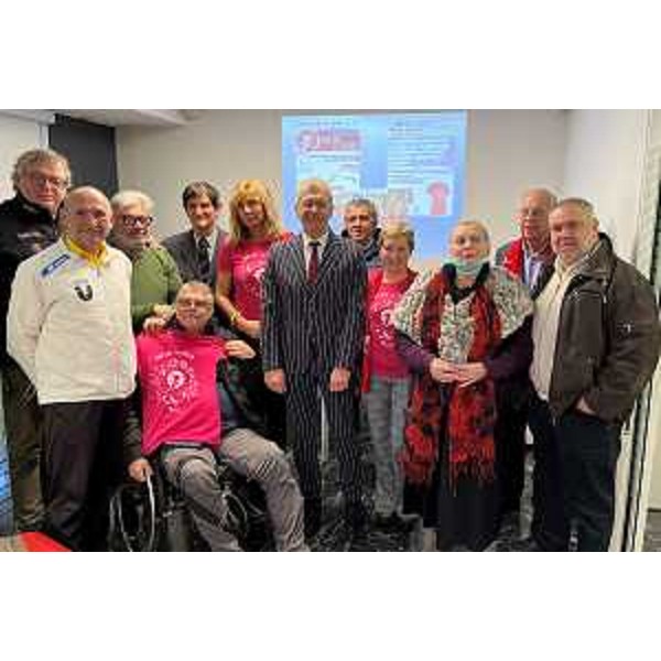 Il presidente Piero Mauro Zanin (al centro) assieme a organizzatori e amministratori, al termine della presentazione della Unesco in rosa - Il presidente Piero Mauro Zanin (al centro) assieme a organizzatori e amministratori, al termine della presentazione della Unesco in rosa