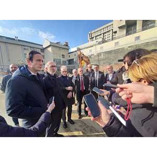 Il governatore Massimiliano Fedrig e il vicegovernatore Riccardo Riccardi (primo e secondo da sinistra, rispettivamente) al sopralluogo nel cantiere di Cattinara - Il governatore Massimiliano Fedrig e il vicegovernatore Riccardo Riccardi (primo e secondo da sinistra, rispettivamente) al sopralluogo nel cantiere di Cattinara