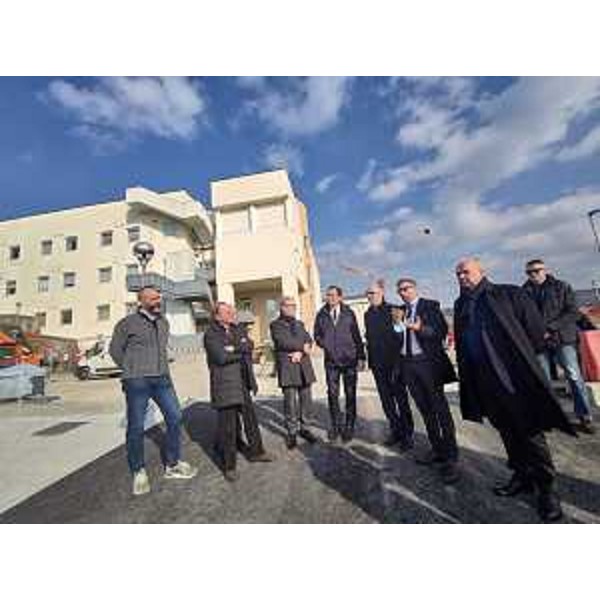 Il governatore Massimiliano Fedrig e il vicegovernatore Riccardo Riccardi (al centro della foto) al sopralluogo nel cantiere di Cattinara - Il governatore Massimiliano Fedrig e il vicegovernatore Riccardo Riccardi (al centro della foto) al sopralluogo nel cantiere di Cattinara