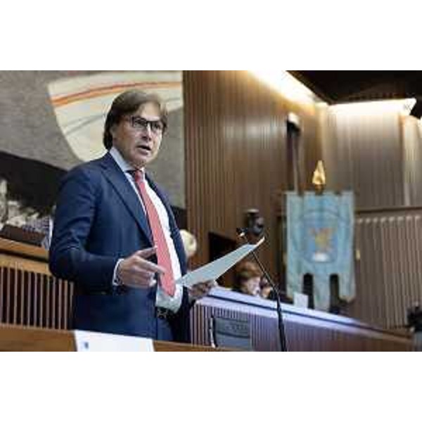 L'assessore regionale alle Attività produttive e turismo Sergio Emidio Bini durante la discussione in Consiglio regionale sulla legge sul commercio. - L'assessore regionale alle Attività produttive e turismo Sergio Emidio Bini durante la discussione in Consiglio regionale sulla legge sul commercio.