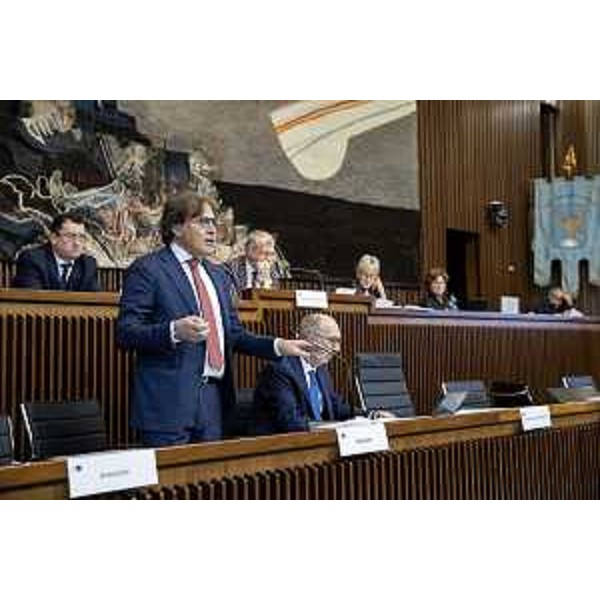 L'assessore regionale alle Attività produttive e turismo Sergio Emidio Bini durante la discussione in Consiglio regionale sulla legge sul commercio. - L'assessore regionale alle Attività produttive e turismo Sergio Emidio Bini durante la discussione in Consiglio regionale sulla legge sul commercio.