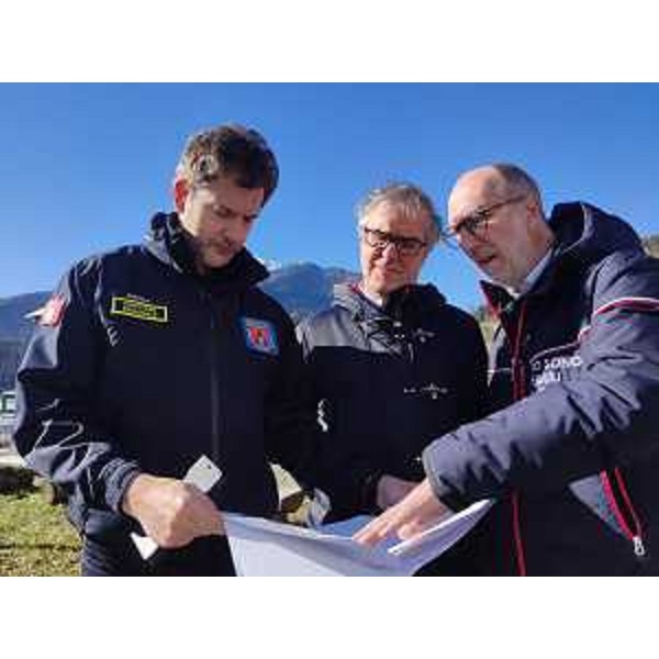 A destra il vicegovernatore Riccardo Riccardi durante il sopralluogo a Comeglians - A destra il vicegovernatore Riccardo Riccardi durante il sopralluogo a Comeglians