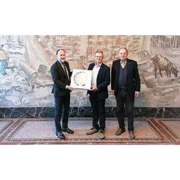 Al centro l'assessore regionale Stefano Zannier tra il presidente della scuola (a sinistra) Stefano Lovison e il direttore Gian Piero Brovedani - Al centro l'assessore regionale Stefano Zannier tra il presidente della scuola (a sinistra) Stefano Lovison e il direttore Gian Piero Brovedani