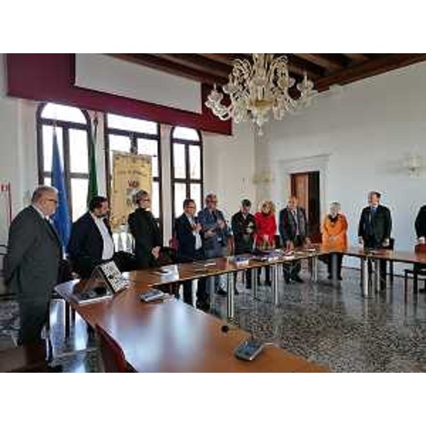 L'assessore regionale Stefano Zannier al momento del conferimento del premio a Trevisanutto - L'assessore regionale Stefano Zannier al momento del conferimento del premio a Trevisanutto