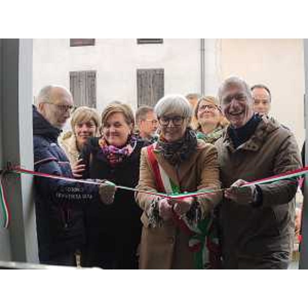 Alla sinistra il vicegovernatore Riccardo Riccardi e l'assessore regionale Barbara Zilli al momento del taglio del nastro. Primo da destra il presidente del Consiglio regionale Piero Mauro Zanin - Alla sinistra il vicegovernatore Riccardo Riccardi e l'assessore regionale Barbara Zilli al momento del taglio del nastro. Primo da destra il presidente del Consiglio regionale Piero Mauro Zanin