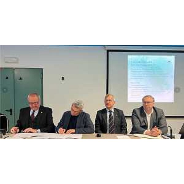  - Il momento della firma tra il presidente di ZSG, Boris Selko, e quello di Anbima Fvg, Pasquale Moro, a Lignano Sabbiadoro , alla presenza del presidente del Cr Fvg, Piero mauro Zanin, e il consigliere regionale Mauro Bordin