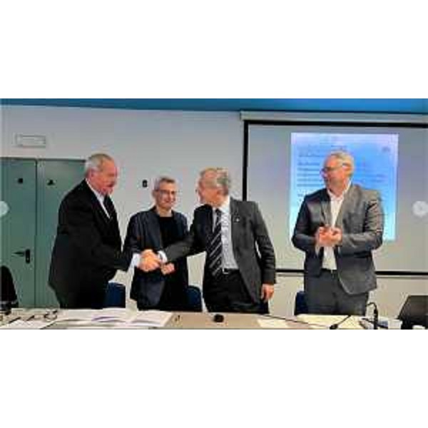 Il presidente del Cr Fvg, Piero Mauro Zanin, si congratula con il presidente della ZSG, Boris Selko (primo a sinistra) - Il presidente del Cr Fvg, Piero Mauro Zanin, si congratula con il presidente della ZSG, Boris Selko (primo a sinistra)