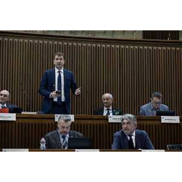 Andrea Ussai (M5S) in piedi - Andrea Ussai (M5S) in piedi