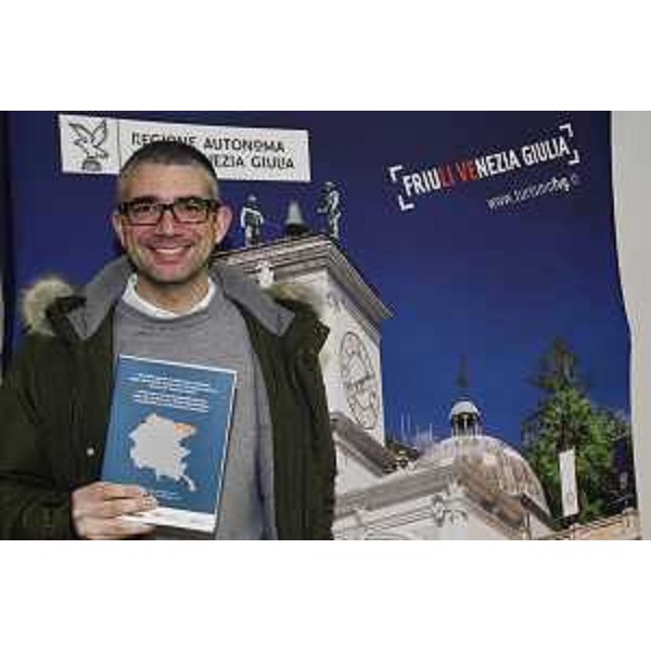 L'assessore regionale alle Autonomie locali Pierpaolo Roberti con gli atti della prima Conferenza regionale sulla tutela delle minoranze di lingua tedesca del Friuli Venezia Giulia, tenutasi nell'ottobre del 2021 - L'assessore regionale alle Autonomie locali Pierpaolo Roberti con gli atti della prima Conferenza regionale sulla tutela delle minoranze di lingua tedesca del Friuli Venezia Giulia, tenutasi nell'ottobre del 2021