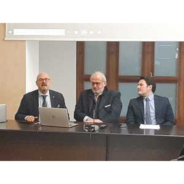 L'assessore regionale ai Servizi informativi Sebastiano Callari ( a sinistra nella foto) con il sindaco di Gorizia Rodolfo Ziberna e l'assessore comunale Luca Cagliari - L'assessore regionale ai Servizi informativi Sebastiano Callari ( a sinistra nella foto) con il sindaco di Gorizia Rodolfo Ziberna e l'assessore comunale Luca Cagliari