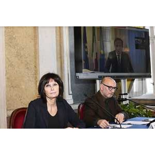 In primo piano l'assessore al Lavoro Alessia Rosolen e il giornalista dell'Ansa Francesco De Filippo. Sullo schermo il governatore Massimiliano Fedriga - In primo piano l'assessore al Lavoro Alessia Rosolen e il giornalista dell'Ansa Francesco De Filippo. Sullo schermo il governatore Massimiliano Fedriga