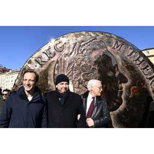 Il governatore del Friuli Venezia Giulia Massimiliano Fedriga dassieme al sindaco Roberto Dipiazza e al presidente della Fondazione CrTrieste Paniccia durante la cerimonia di svelamento del 'Tallero'. - Il governatore del Friuli Venezia Giulia Massimiliano Fedriga dassieme al sindaco Roberto Dipiazza e al presidente della Fondazione CrTrieste Paniccia durante la cerimonia di svelamento del 'Tallero'.