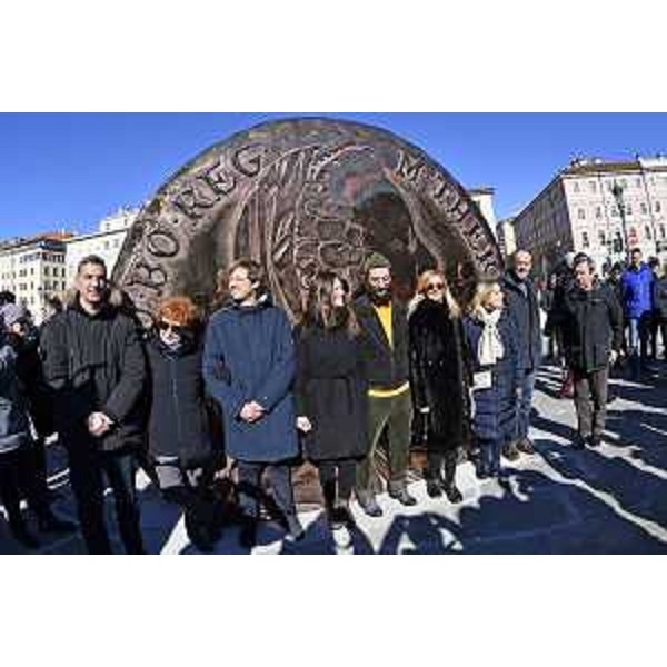 L'assessore Tiziana Gibelli (la seconda da sinistra) durante la cerimonia di svelamento del 'Tallero'. - L'assessore Tiziana Gibelli (la seconda da sinistra) durante la cerimonia di svelamento del 'Tallero'.