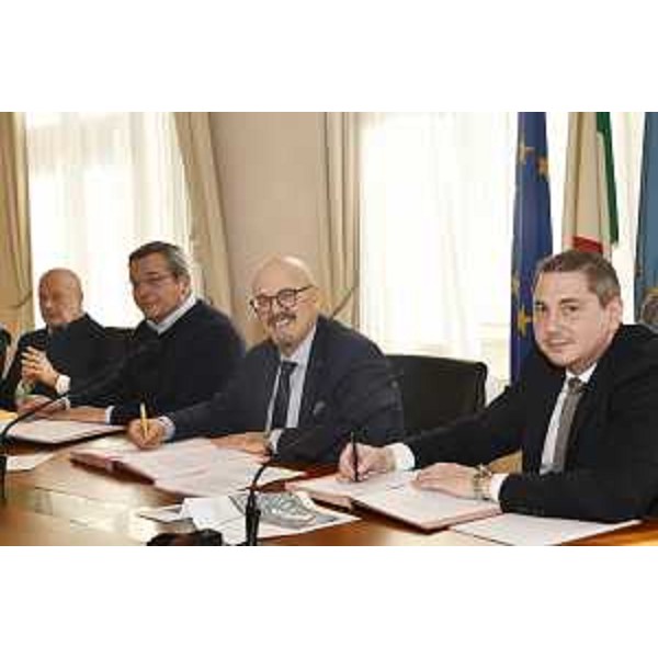 L'assessore regionale al Demanio Sebastiano Callari (terzo da sinistra nella foto) firma a Trieste gli atti di concessione demaniale che riguardano tre darsene di Aprilia Marittima. - L'assessore regionale al Demanio Sebastiano Callari (terzo da sinistra nella foto) firma a Trieste gli atti di concessione demaniale che riguardano tre darsene di Aprilia Marittima.