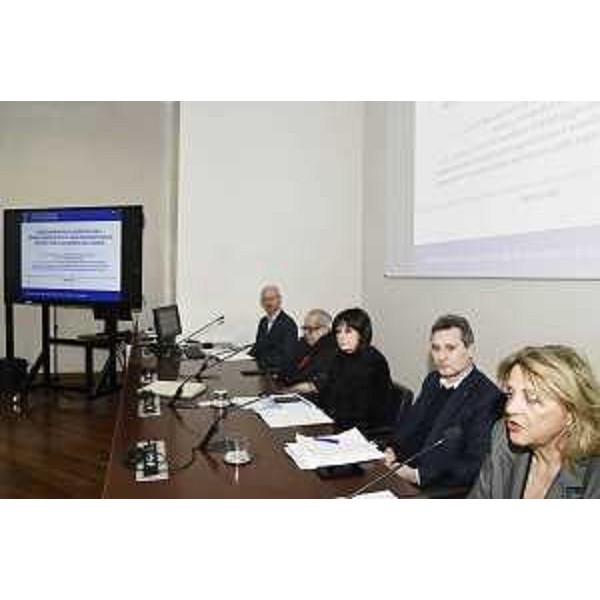 Il tavolo dei relatori alla conferenza di presentazione del Programma di interventi 2022-2025 per la sicurezza sul lavoro (al centro l'assessore Rosolen) - Il tavolo dei relatori alla conferenza di presentazione del Programma di interventi 2022-2025 per la sicurezza sul lavoro (al centro l'assessore Rosolen)