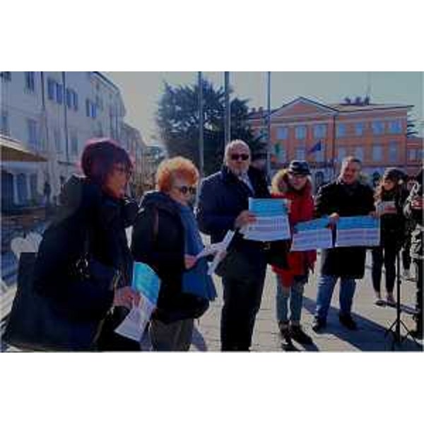 Diego Bernardis (Lega), primo a destra, in piazza della Vittoria, a Gorizia - Diego Bernardis (Lega), primo a destra, in piazza della Vittoria, a Gorizia