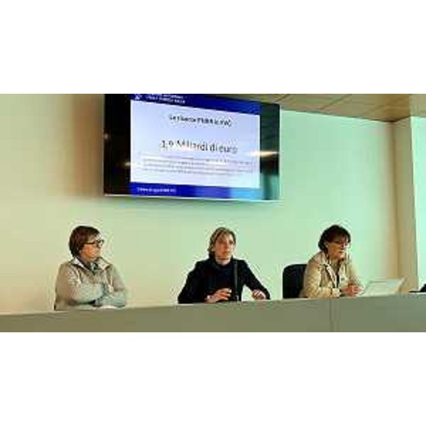 L'assessore regionale alle Finanze Barbara Zilli incontra a Udine i rappresentanti delle categorie professionali assieme agli esperti della Direzione infrastrutture della Regione. - L'assessore regionale alle Finanze Barbara Zilli incontra a Udine i rappresentanti delle categorie professionali assieme agli esperti della Direzione infrastrutture della Regione. 