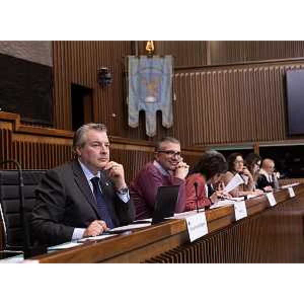 Diego Bernardis (Lega), presidente della V Commissione; al suo fianco l'assessore Pierpaolo Roberti - Diego Bernardis (Lega), presidente della V Commissione; al suo fianco l'assessore Pierpaolo Roberti