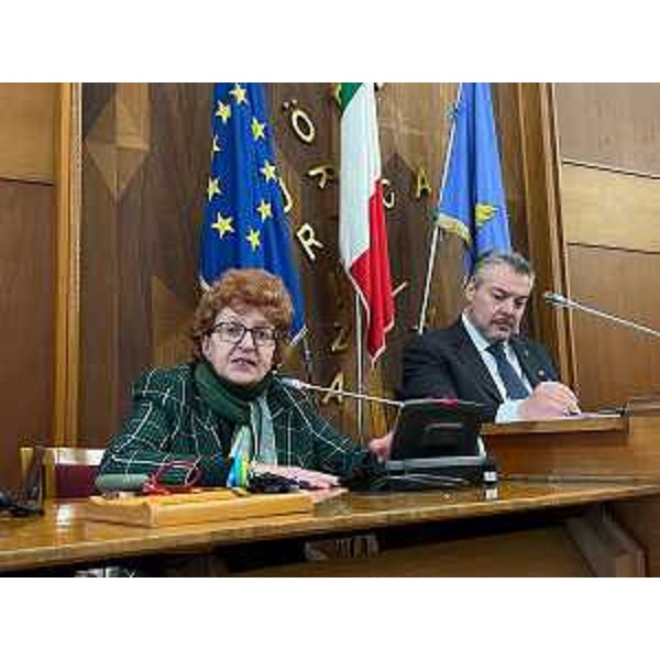 L'assessore regionale Tiziana Gibelli interviene al fianco del presidente della V Commissione Diego Bernardis - L'assessore regionale Tiziana Gibelli interviene al fianco del presidente della V Commissione Diego Bernardis
