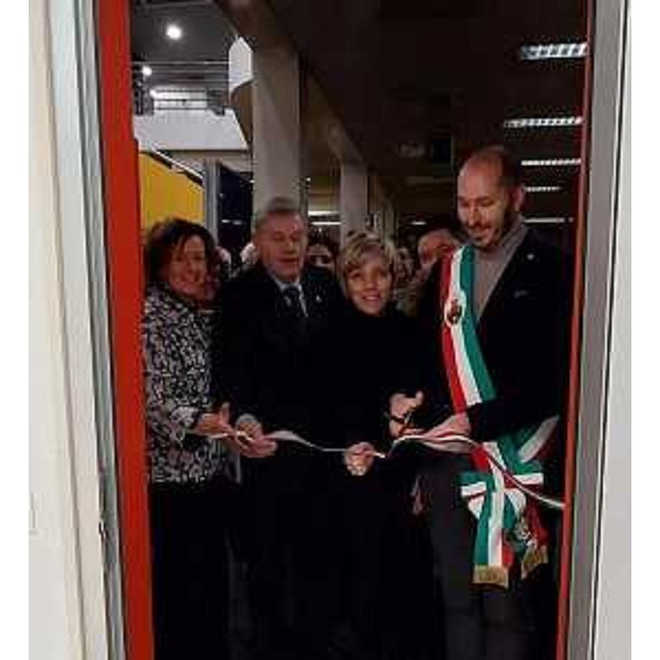 L'assessore regionale alle Finanze Barbara Zilli al taglio del nastro della nuova sede della Casa per l'Europa di Gemona del Friuli. - L'assessore regionale alle Finanze Barbara Zilli al taglio del nastro della nuova sede della Casa per l'Europa di Gemona del Friuli.