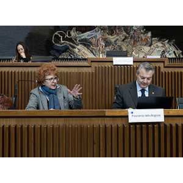 L'assessore alla Cultura, Tiziana Gibelli, accanto a Diego Bernardis (Lega), presidente della V Commissione - L'assessore alla Cultura, Tiziana Gibelli, accanto a Diego Bernardis (Lega), presidente della V Commissione