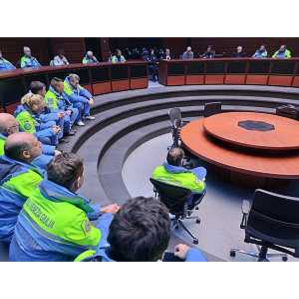 Il vicegovernatore Riccardo Riccardi alla consegna dei dispositivi Dae ai coordinatori dei gruppi comunali di Protezione civile nella sede di Palmanova. - Il vicegovernatore Riccardo Riccardi alla consegna dei dispositivi Dae ai coordinatori dei gruppi comunali di Protezione civile nella sede di Palmanova.