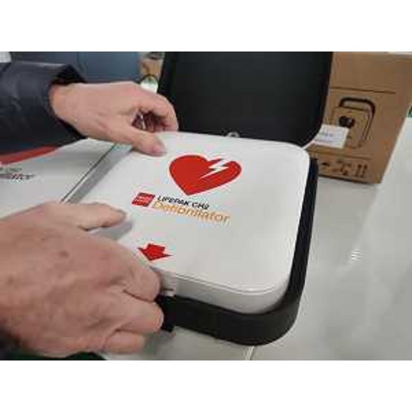 Uno dei defibrillatori automatici esterni (Dae) a disposizione della Protezione civile regionale. - Uno dei defibrillatori automatici esterni (Dae) a disposizione della Protezione civile regionale.