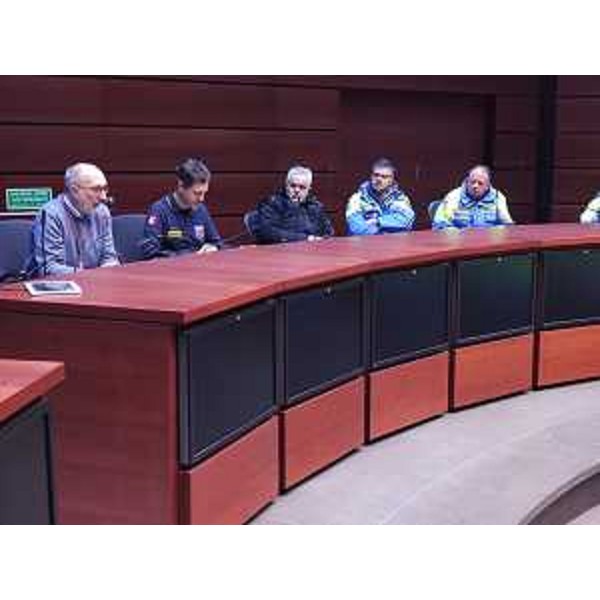 Il vicegovernatore Riccardo Riccardi alla consegna dei dispositivi Dae ai coordinatori dei gruppi comunali di Protezione civile nella sede di Palmanova. - Il vicegovernatore Riccardo Riccardi alla consegna dei dispositivi Dae ai coordinatori dei gruppi comunali di Protezione civile nella sede di Palmanova.