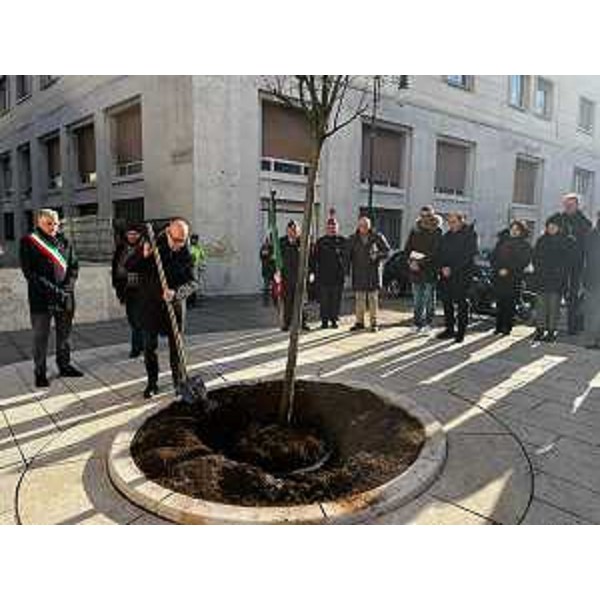 L'assessore regionale alla Sicurezza Pierpaolo Roberti alla commemorazione dedicata a Giovanni Palatucci, durante la quale è stato piantato un albero a perenne ricordo dell'ultimo questore di Fiume. - L'assessore regionale alla Sicurezza Pierpaolo Roberti alla commemorazione dedicata a Giovanni Palatucci, durante la quale è stato piantato un albero a perenne ricordo dell'ultimo questore di Fiume.