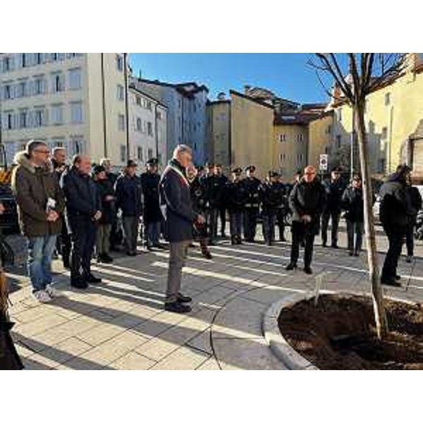 L'assessore regionale alla Sicurezza Pierpaolo Roberti alla commemorazione dedicata a Giovanni Palatucci, durante la quale è stato piantato un albero a perenne ricordo dell'ultimo questore di Fiume. - L'assessore regionale alla Sicurezza Pierpaolo Roberti alla commemorazione dedicata a Giovanni Palatucci, durante la quale è stato piantato un albero a perenne ricordo dell'ultimo questore di Fiume.