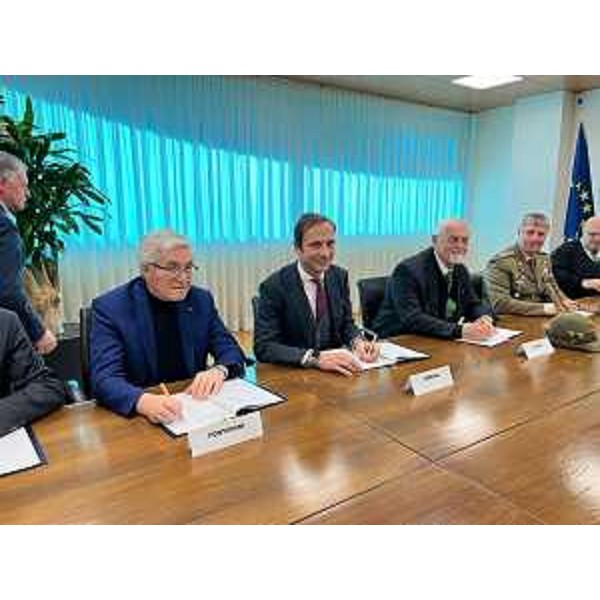Il governatore Massimiliano Fedriga (al centro della foto) a Udine alla firma per la costituzione del Comitato d'onore per l'Adunata degli Alpini di Udine 2023 - Il governatore Massimiliano Fedriga (al centro della foto) a Udine alla firma per la costituzione del Comitato d'onore per l'Adunata degli Alpini di Udine 2023
