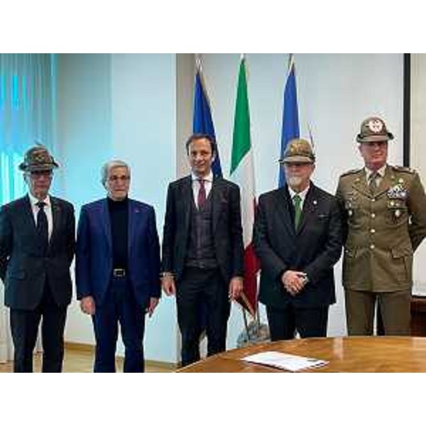 Il governatore Massimiliano Fedriga (al centro della foto) a Udine alla firma per la costituzione del Comitato d'onore per l'Adunata degli Alpini di Udine 2023 - Il governatore Massimiliano Fedriga (al centro della foto) a Udine alla firma per la costituzione del Comitato d'onore per l'Adunata degli Alpini di Udine 2023