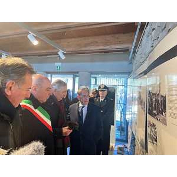 Il presidente del Senato Ignazio La Russa al Monumento nazionale della foiba di Basovizza assieme alle più alte cariche istituzionali triestine tra cui l'assessore regionale Fabio Scoccimarro. - Il presidente del Senato Ignazio La Russa al Monumento nazionale della foiba di Basovizza assieme alle più alte cariche istituzionali triestine tra cui l'assessore regionale Fabio Scoccimarro.