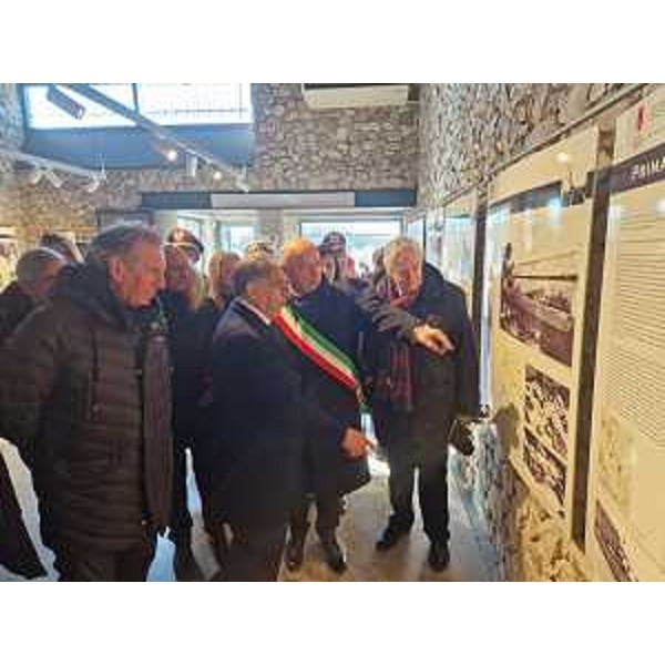 Il presidente del Senato Ignazio La Russa al Monumento nazionale della foiba di Basovizza assieme alle più alte cariche istituzionali triestine tra cui l'assessore regionale Fabio Scoccimarro. - Il presidente del Senato Ignazio La Russa al Monumento nazionale della foiba di Basovizza assieme alle più alte cariche istituzionali triestine tra cui l'assessore regionale Fabio Scoccimarro.