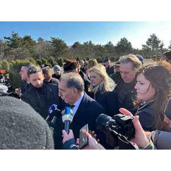 Il presidente del Senato Ignazio La Russa incontra i giornalisti al Monumento nazionale della foiba di Basovizza assieme alle più alte cariche istituzionali triestine tra cui l'assessore regionale Fabio Scoccimarro. - Il presidente del Senato Ignazio La Russa incontra i giornalisti al Monumento nazionale della foiba di Basovizza assieme alle più alte cariche istituzionali triestine tra cui l'assessore regionale Fabio Scoccimarro.