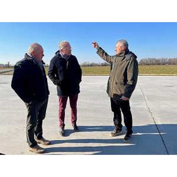 Il presidente del Cr Fvg, Piero Mauro Zanin, insieme a Valter e Gianfranco Bernardis - Il presidente del Cr Fvg, Piero Mauro Zanin, insieme a Valter e Gianfranco Bernardis