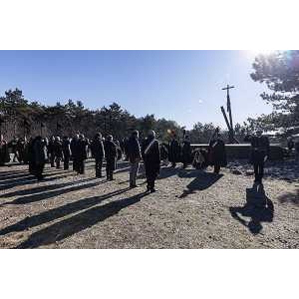 Le autorità schierate davanti al monumento delle Foibe durante la cerimonia del Giorno Ricordo - Le autorità schierate davanti al monumento delle Foibe durante la cerimonia del Giorno Ricordo