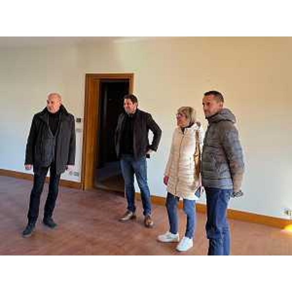 L'assessore regionale alle Finanze, Barbara Zilli, con il sindaco di Tarcento Mauro Steccati e parte della GIunta comunale. - L'assessore regionale alle Finanze, Barbara Zilli, con il sindaco di Tarcento Mauro Steccati e parte della GIunta comunale.