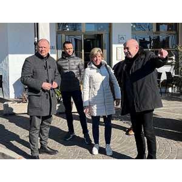 L'assessore regionale alle Finanze, Barbara Zilli, in piazza a Tarcento con il sindaco Mauro Steccati e gli assessori ai Lavori pubblici, Roberto Beltrame, e al Bilancio, Marco Falciglia. - L'assessore regionale alle Finanze, Barbara Zilli, in piazza a Tarcento con il sindaco Mauro Steccati e gli assessori ai Lavori pubblici, Roberto Beltrame, e al Bilancio, Marco Falciglia.