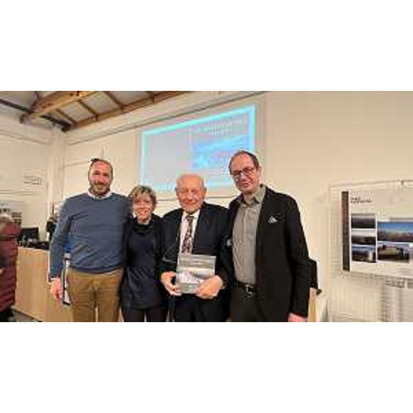 L'assessore regionale alle Finanze Barbara Zilli con l'autore Renato Candolini e, ai lati, i sindaci di Gemona del Friuli Roberto Revelant (a sx) e di Artegna, Alessandro Marangoni (a dx). - L'assessore regionale alle Finanze Barbara Zilli con l'autore Renato Candolini e, ai lati, i sindaci di Gemona del Friuli Roberto Revelant (a sx) e di Artegna, Alessandro Marangoni (a dx). 