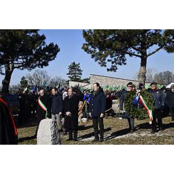 Il governatore del Friuli Venezia Giulia Massimilliano Fedriga durante la celebrazione del Giorno del ricordo al Monumento nazionale della foiba di Basovizza, alla quale hanno partecipato le più alte cariche istituzionali, tra cui il ministro per i Rapporti con il Parlamento Luca Ciriani, il sindaco di Trieste Roberto Dipiazza, il vescovo di Trieste monsignor Giampaolo Crepaldi, numerosi parlamentari, gli assessori regionali Pierpaolo Roberti, Alessia Rosolen e Fabio Scoccimarro, il presidente del Consiglio regionale Piero Mauro Zanin e i rappresentanti della associazioni degli esuli istriani, fiumani e dalmati. - Il governatore del Friuli Venezia Giulia Massimilliano Fedriga durante la celebrazione del Giorno del ricordo al Monumento nazionale della foiba di Basovizza, alla quale hanno partecipato le più alte cariche istituzionali, tra cui il ministro per i Rapporti con il Parlamento Luca Ciriani, il sindaco di Trieste Roberto Dipiazza, il vescovo di Trieste monsignor Giampaolo Crepaldi, numerosi parlamentari, gli assessori regionali Pierpaolo Roberti, Alessia Rosolen e Fabio Scoccimarro, il presidente del Consiglio regionale Piero Mauro Zanin e i rappresentanti della associazioni degli esuli istriani, fiumani e dalmati. 