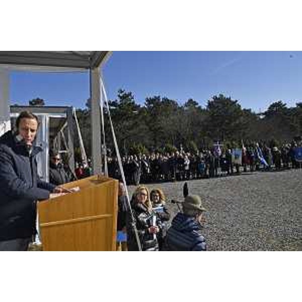 Il governatore del Friuli Venezia Giulia Massimilliano Fedriga durante la celebrazione del Giorno del ricordo al Monumento nazionale della foiba di Basovizza, alla quale hanno partecipato le più alte cariche istituzionali, tra cui il ministro per i Rapporti con il Parlamento Luca Ciriani, il sindaco di Trieste Roberto Dipiazza, il vescovo di Trieste monsignor Giampaolo Crepaldi, numerosi parlamentari, gli assessori regionali Pierpaolo Roberti, Alessia Rosolen e Fabio Scoccimarro, il presidente del Consiglio regionale Piero Mauro Zanin e i rappresentanti della associazioni degli esuli istriani, fiumani e dalmati. - Il governatore del Friuli Venezia Giulia Massimilliano Fedriga durante la celebrazione del Giorno del ricordo al Monumento nazionale della foiba di Basovizza, alla quale hanno partecipato le più alte cariche istituzionali, tra cui il ministro per i Rapporti con il Parlamento Luca Ciriani, il sindaco di Trieste Roberto Dipiazza, il vescovo di Trieste monsignor Giampaolo Crepaldi, numerosi parlamentari, gli assessori regionali Pierpaolo Roberti, Alessia Rosolen e Fabio Scoccimarro, il presidente del Consiglio regionale Piero Mauro Zanin e i rappresentanti della associazioni degli esuli istriani, fiumani e dalmati. 