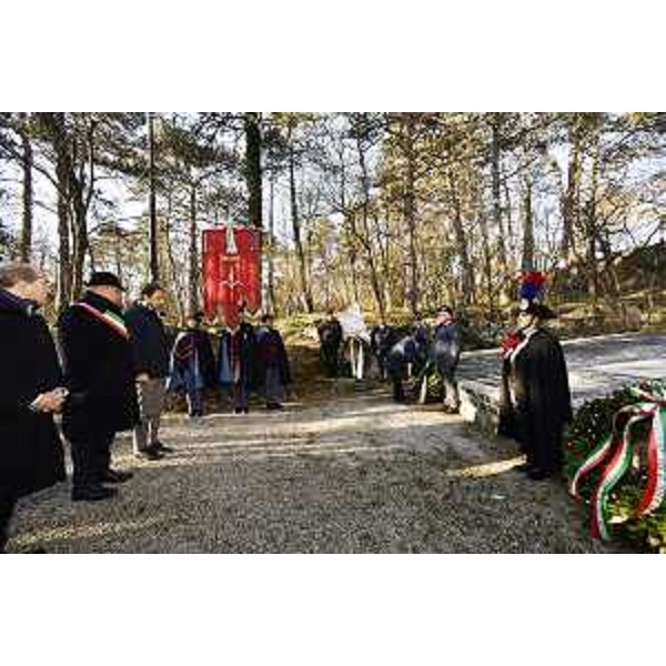 La deposizione di una corona commemorativa alla foiba di Monrupino, alla quale hanno preso parte oltre al governatore Fedriga e al prefetto di Trieste Pietro Signoriello, il primo cittadino di Trieste Dipiazza e l'assessore alla Sicurezza Roberti. - La deposizione di una corona commemorativa alla foiba di Monrupino, alla quale hanno preso parte oltre al governatore Fedriga e al prefetto di Trieste Pietro Signoriello, il primo cittadino di Trieste Dipiazza e l'assessore alla Sicurezza Roberti. 