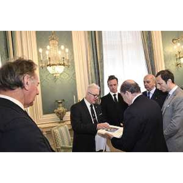 Fedriga assieme al ministro Ciriani, al sindaco Dipiazza e all'assessore alla Difesa dell'ambiente Fabio Scoccimarro alla consegna da parte del prefetto di Trieste della medaglia commemorativa ai congiunti degli infoibati e delle vittime dell'esodo giuliano dalmata a Mario Musizza in memoria dello zio Mario Musizza - Fedriga assieme al ministro Ciriani, al sindaco Dipiazza e all'assessore alla Difesa dell'ambiente Fabio Scoccimarro alla consegna da parte del prefetto di Trieste della medaglia commemorativa ai congiunti degli infoibati e delle vittime dell'esodo giuliano dalmata a Mario Musizza in memoria dello zio Mario Musizza