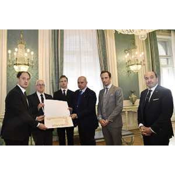 Fedriga assieme al ministro Ciriani, al sindaco Dipiazza e all'assessore alla Difesa dell'ambiente Fabio Scoccimarro alla consegna da parte del prefetto di Trieste della medaglia commemorativa ai congiunti degli infoibati e delle vittime dell'esodo giuliano dalmata a Mario Musizza in memoria dello zio Mario Musizza - Fedriga assieme al ministro Ciriani, al sindaco Dipiazza e all'assessore alla Difesa dell'ambiente Fabio Scoccimarro alla consegna da parte del prefetto di Trieste della medaglia commemorativa ai congiunti degli infoibati e delle vittime dell'esodo giuliano dalmata a Mario Musizza in memoria dello zio Mario Musizza