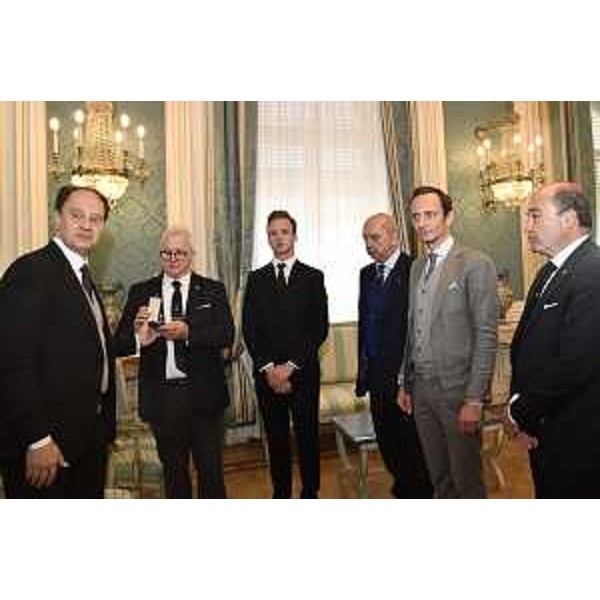 Fedriga assieme al ministro Ciriani, al sindaco Dipiazza e all'assessore alla Difesa dell'ambiente Fabio Scoccimarro alla consegna da parte del prefetto di Trieste della medaglia commemorativa ai congiunti degli infoibati e delle vittime dell'esodo giuliano dalmata a Mario Musizza in memoria dello zio Mario Musizza - Fedriga assieme al ministro Ciriani, al sindaco Dipiazza e all'assessore alla Difesa dell'ambiente Fabio Scoccimarro alla consegna da parte del prefetto di Trieste della medaglia commemorativa ai congiunti degli infoibati e delle vittime dell'esodo giuliano dalmata a Mario Musizza in memoria dello zio Mario Musizza